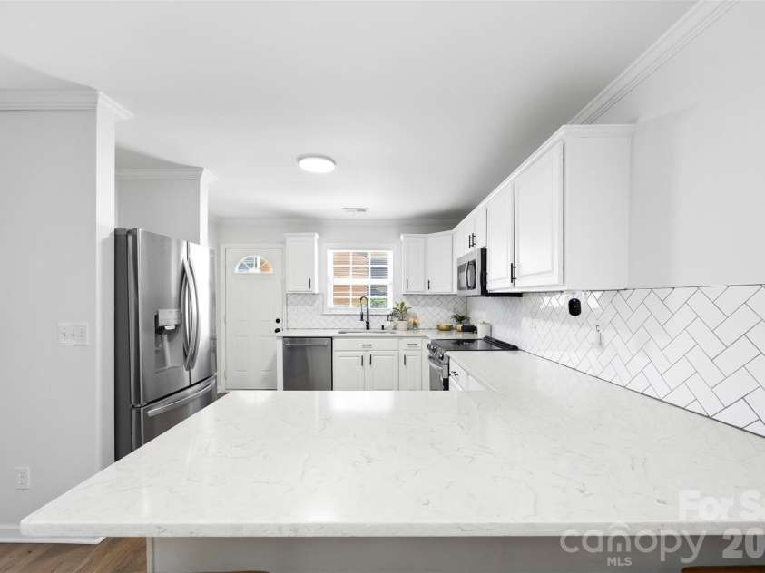1047 White Plains Road, Charlotte, NC 28213.  MLS# CAR4392181, YatesRealty ID 37353. Kitchen