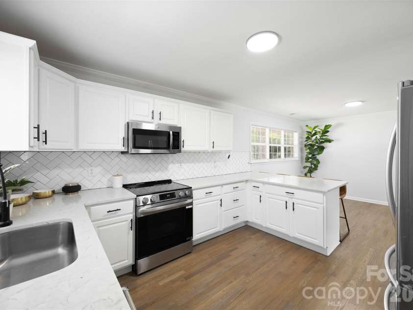 1047 White Plains Road, Charlotte, NC 28213.  MLS# CAR4392181, YatesRealty ID 37353. Kitchen