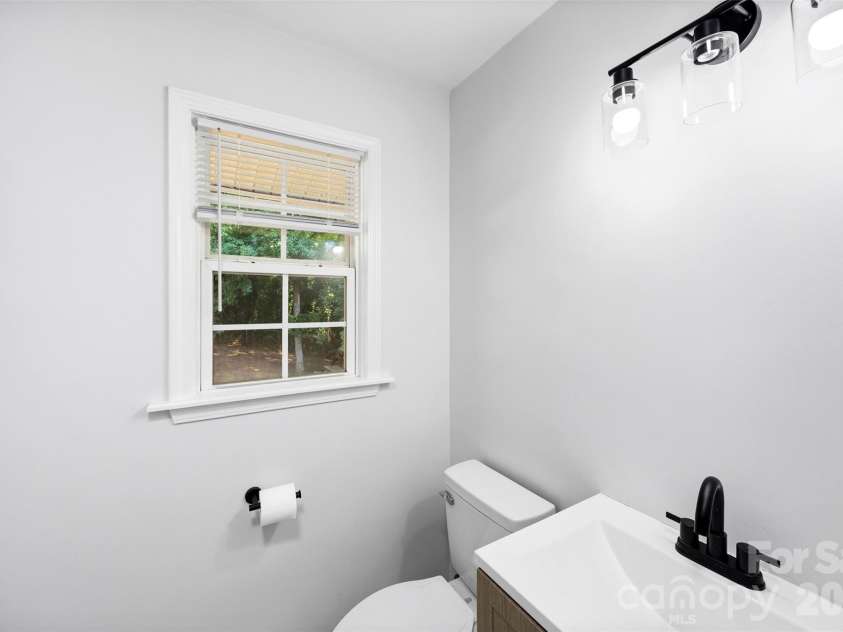 1047 White Plains Road, Charlotte, NC 28213.  MLS# CAR4392181, YatesRealty ID 37353. Second Full Bath
