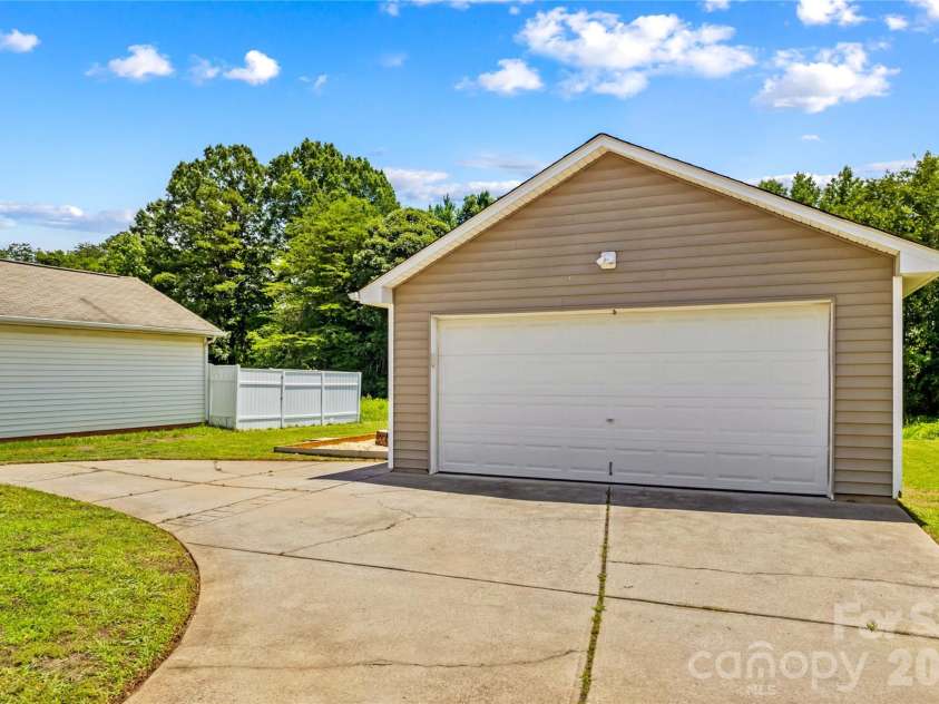 11148 Heritage Green Drive, Cornelius, NC 28031.  MLS# CAR4388818, YatesRealty ID 37358. 