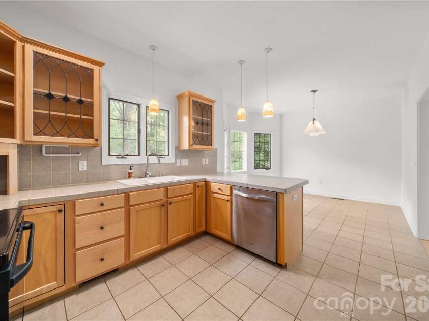 135 Buffalo Trail, Asheville, NC 28805.  MLS# CAR4394035, YatesRealty ID 37359. 