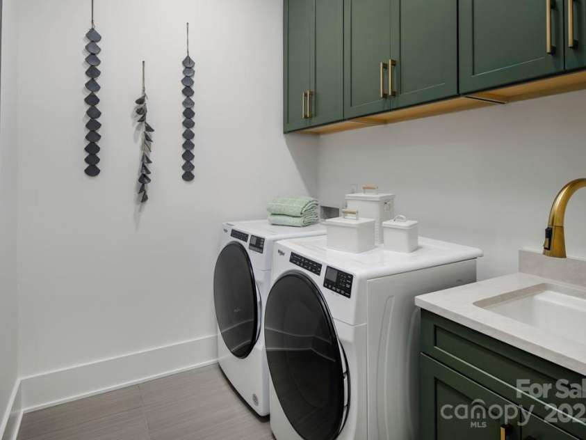 6019 Moonglade Way, Charlotte, NC 28269.  MLS# CAR4316419, YatesRealty ID 3736. Photos are of a previously built Mallard Model home and are for illustrative purposes only. Design selections, finishes, and features may vary in the actual home.