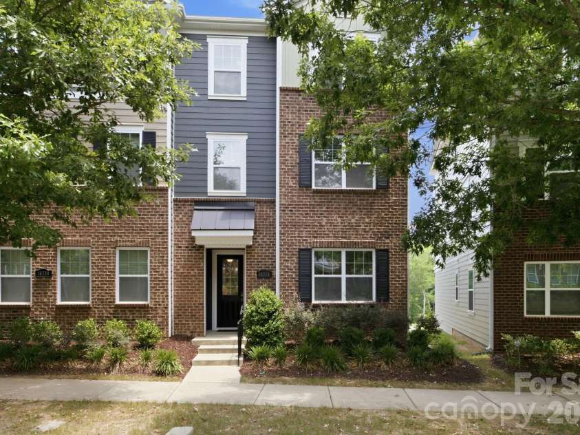 16716 Summers Walk Boulevard, Davidson, NC 28036.  MLS# CAR4399980, YatesRealty ID 37366. 
