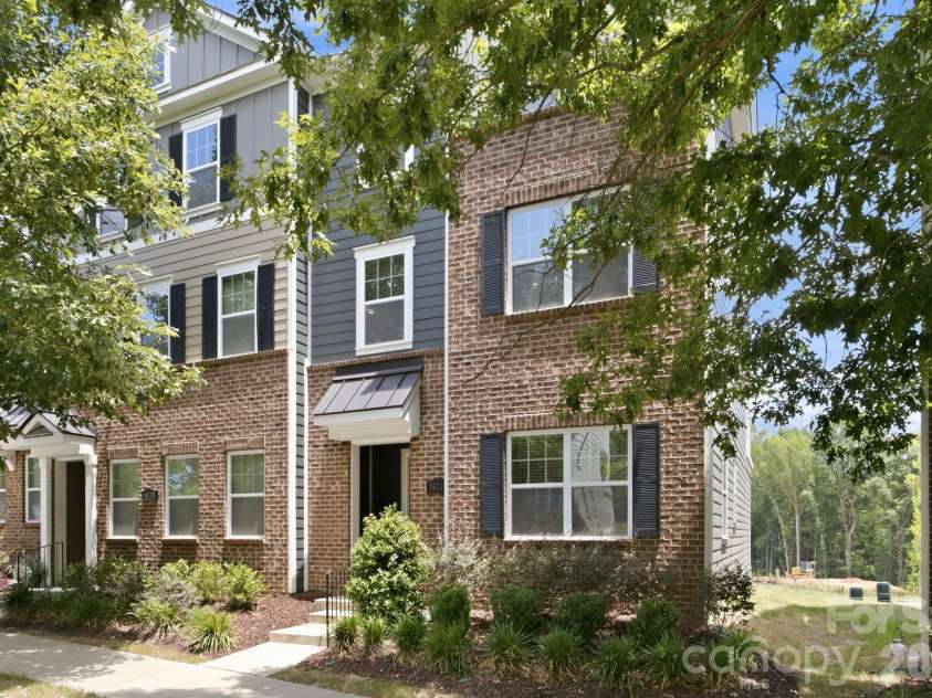 16716 Summers Walk Boulevard, Davidson, NC 28036.  MLS# CAR4399980, YatesRealty ID 37366. 