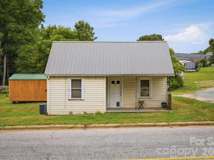 43 Highland Avenue, Granite Falls, NC 28630.  MLS# CAR4399795, YatesRealty ID 37367. 