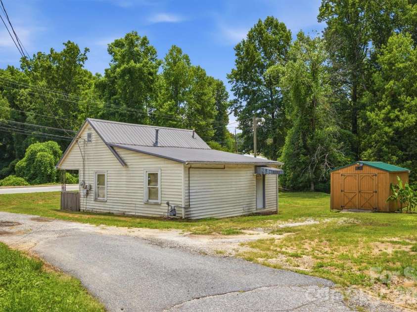 43 Highland Avenue, Granite Falls, NC 28630.  MLS# CAR4399795, YatesRealty ID 37367. 