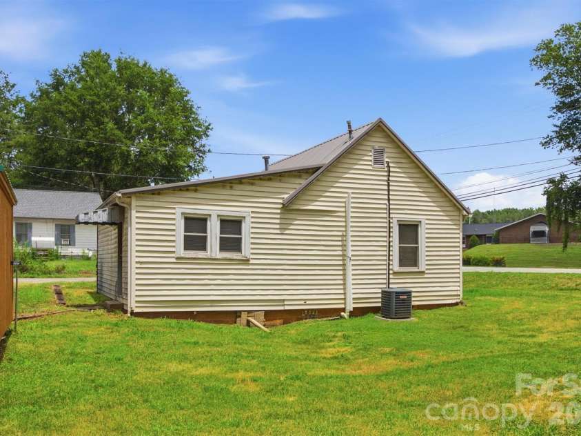 43 Highland Avenue, Granite Falls, NC 28630.  MLS# CAR4399795, YatesRealty ID 37367. 