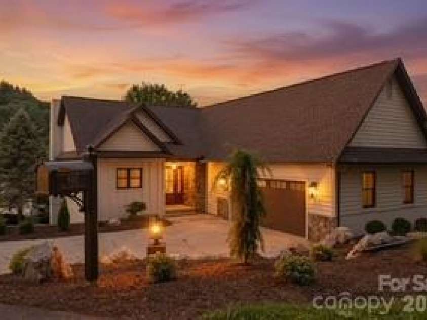 643 Landing Drive, Jefferson, NC 28640.  MLS# CAR4403187, YatesRealty ID 37369. 