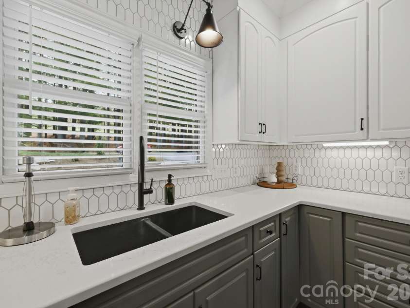 643 Landing Drive, Jefferson, NC 28640.  MLS# CAR4403187, YatesRealty ID 37369. Kitchen Main Level