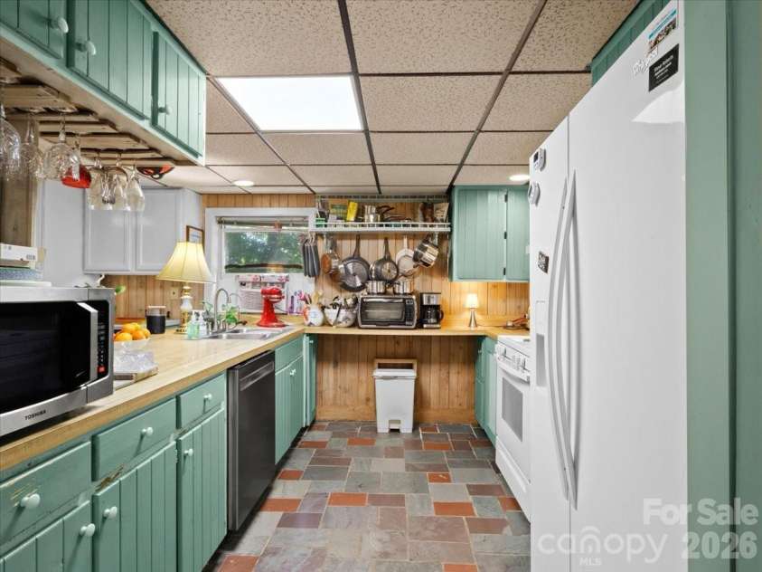 119 Fox Den Road, Mars Hill, NC 28754.  MLS# CAR4395864, YatesRealty ID 37372. 