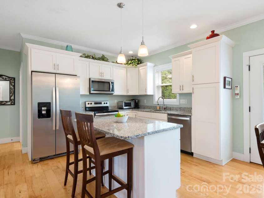7 May Street, Asheville, NC 28803.  MLS# CAR4398974, YatesRealty ID 37373. 