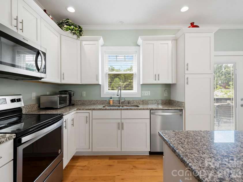 7 May Street, Asheville, NC 28803.  MLS# CAR4398974, YatesRealty ID 37373. 