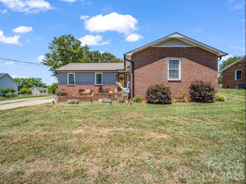 816 Rhodann Drive, Shelby, NC 28152.  MLS# CAR4387818, YatesRealty ID 37379. 