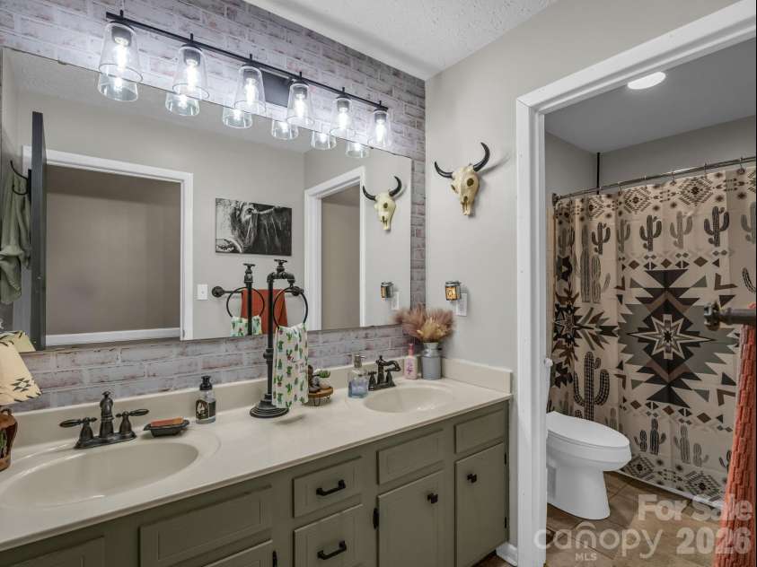 816 Rhodann Drive, Shelby, NC 28152.  MLS# CAR4387818, YatesRealty ID 37379. Full bathroom