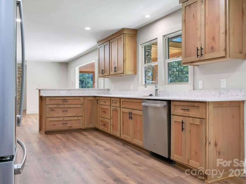 7321 Greenville Highway, Brevard, NC 28712.  MLS# CAR4302860, YatesRealty ID 3738. Granite Counters