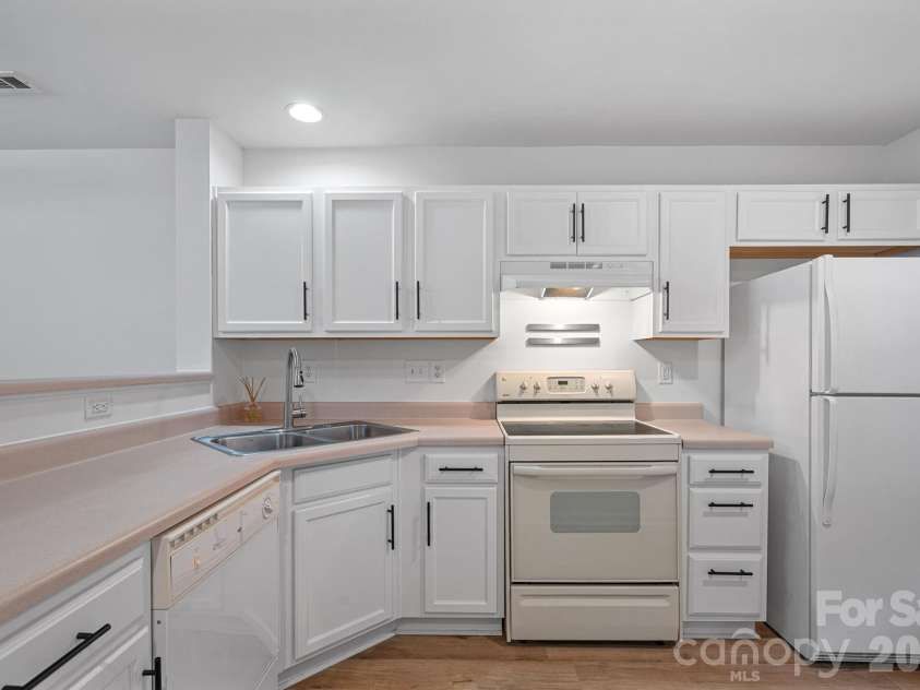 10822 Holly Ridge Boulevard, Charlotte, NC 28216.  MLS# CAR4404374, YatesRealty ID 37383. 