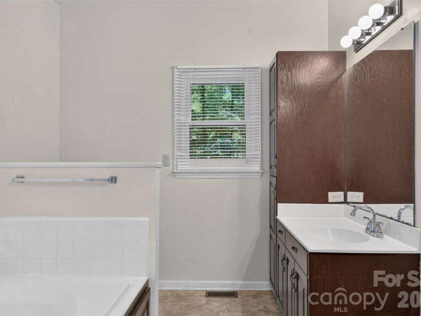 5706 Maylandia Road, Charlotte, NC 28269.  MLS# CAR4385551, YatesRealty ID 37388. 