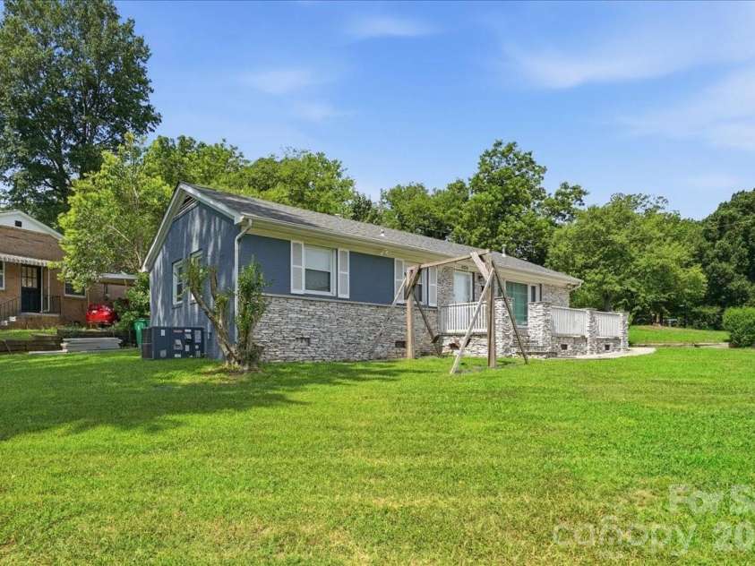 4324 Hidden Valley Road, Charlotte, NC 28213.  MLS# CAR4402536, YatesRealty ID 37395. 