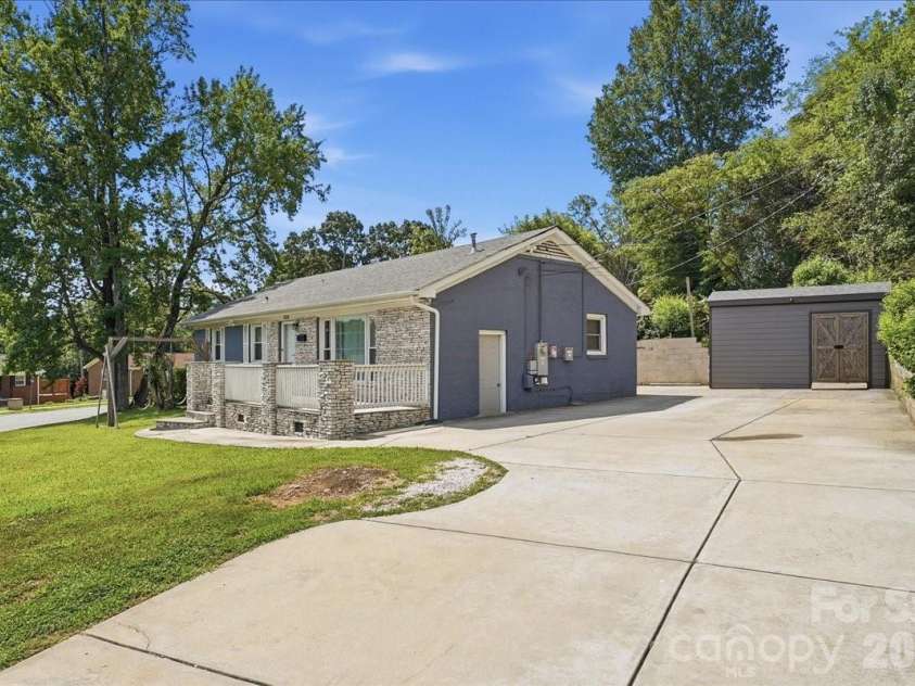 4324 Hidden Valley Road, Charlotte, NC 28213.  MLS# CAR4402536, YatesRealty ID 37395. 