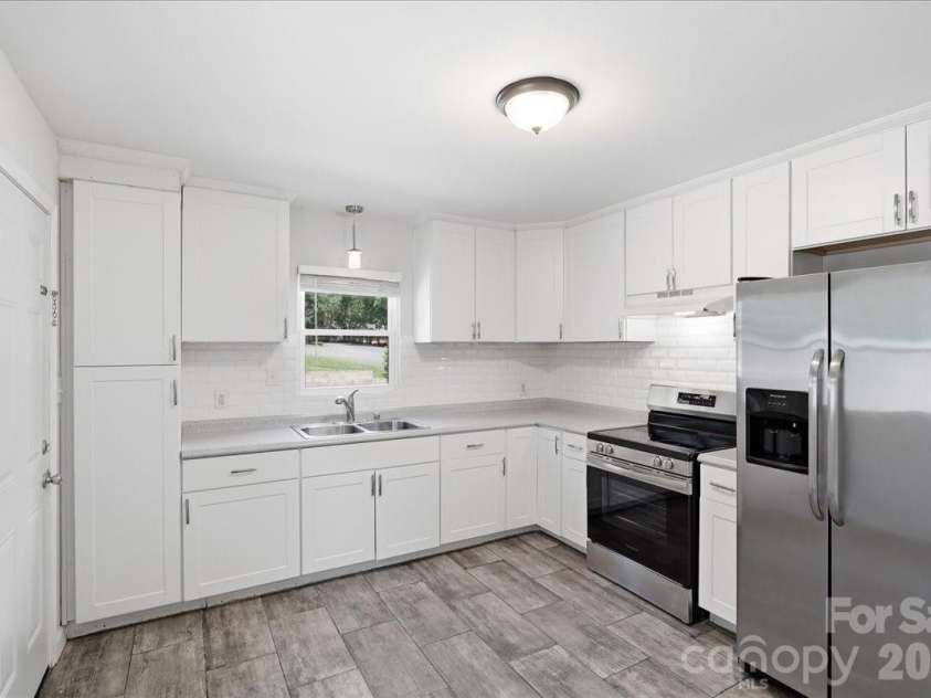 4324 Hidden Valley Road, Charlotte, NC 28213.  MLS# CAR4402536, YatesRealty ID 37395. 