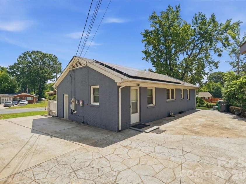 4324 Hidden Valley Road, Charlotte, NC 28213.  MLS# CAR4402536, YatesRealty ID 37395. 