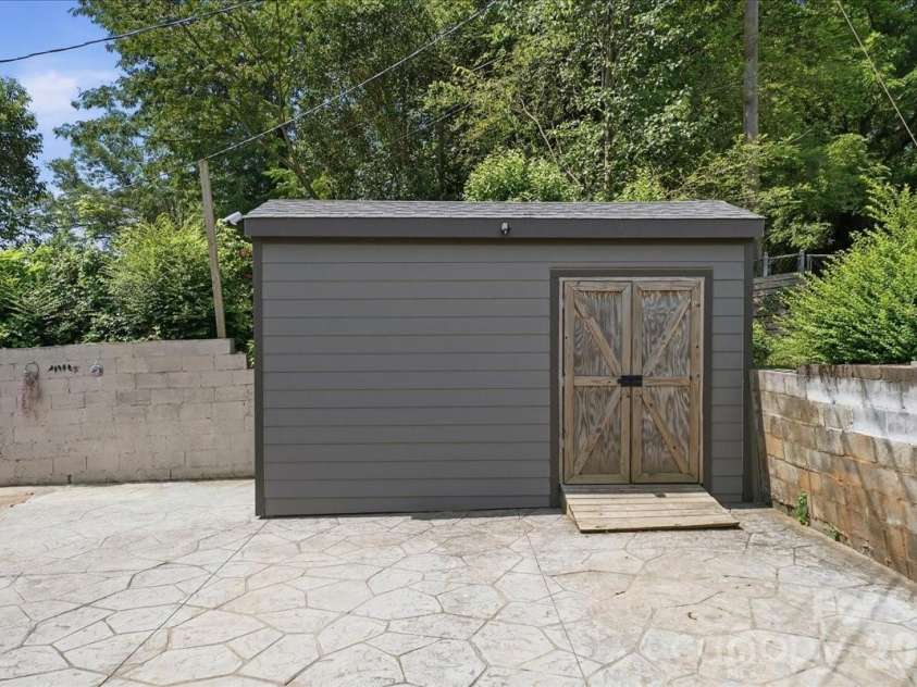 4324 Hidden Valley Road, Charlotte, NC 28213.  MLS# CAR4402536, YatesRealty ID 37395. 