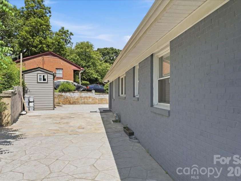 4324 Hidden Valley Road, Charlotte, NC 28213.  MLS# CAR4402536, YatesRealty ID 37395. 