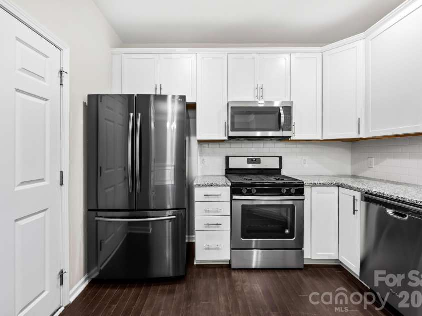 2459 Diplomat Lane, Charlotte, NC 28210.  MLS# CAR4398345, YatesRealty ID 37397. Whether preparing a weeknight dinner or hosting guests, this kitchen combines timeless finishes with everyday functionality.
