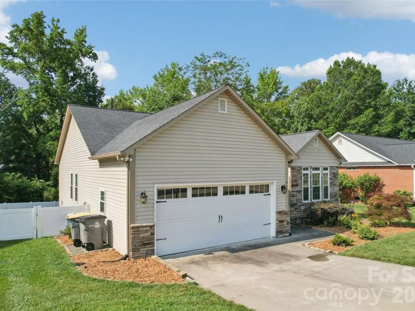 632 Marigold Drive, Kannapolis, NC 28083.  MLS# CAR4400614, YatesRealty ID 37400. Beautiful 632 Marigold Drive, Kannapolis