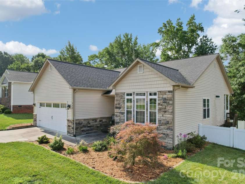 632 Marigold Drive, Kannapolis, NC 28083.  MLS# CAR4400614, YatesRealty ID 37400. Beautiful 632 Marigold Drive, Kannapolis