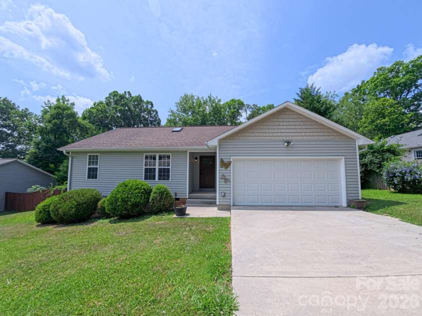 101 Tail Feather Lane, Candler, NC 28715.  MLS# CAR4398430, YatesRealty ID 37414. Front - please see interactive 360 degree walk through