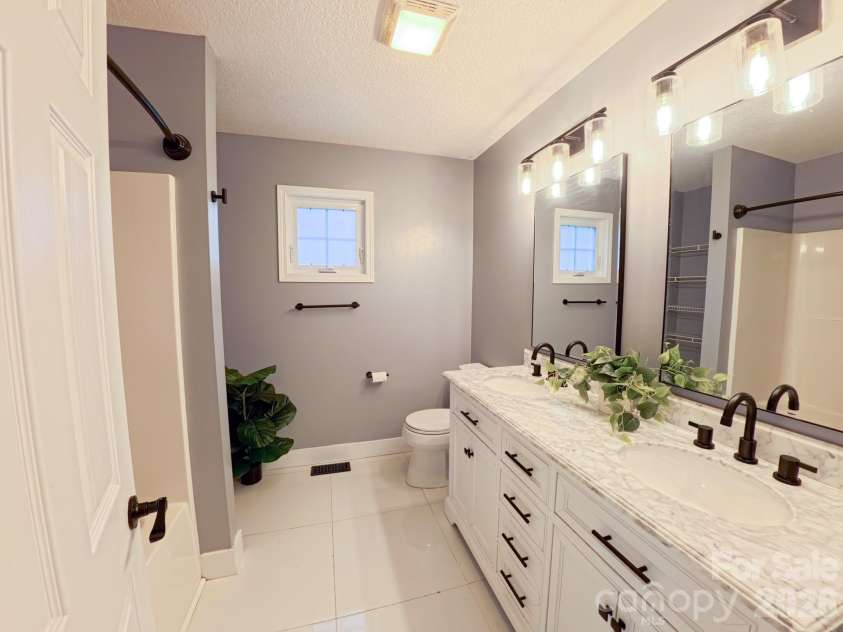 101 Tail Feather Lane, Candler, NC 28715.  MLS# CAR4398430, YatesRealty ID 37414. Primary Bathroom