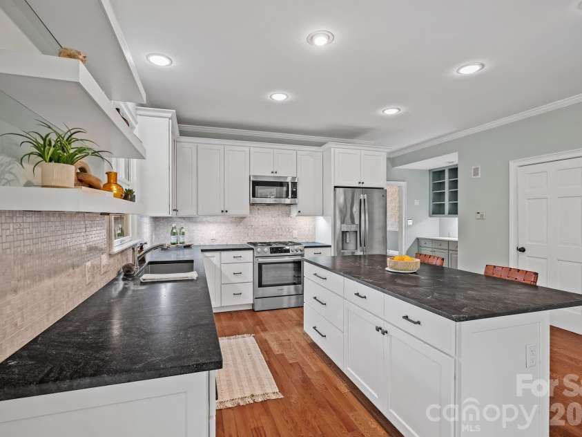 105 Welwyn Lane, Asheville, NC 28805.  MLS# CAR4401129, YatesRealty ID 37418. Leathered Granite Counters