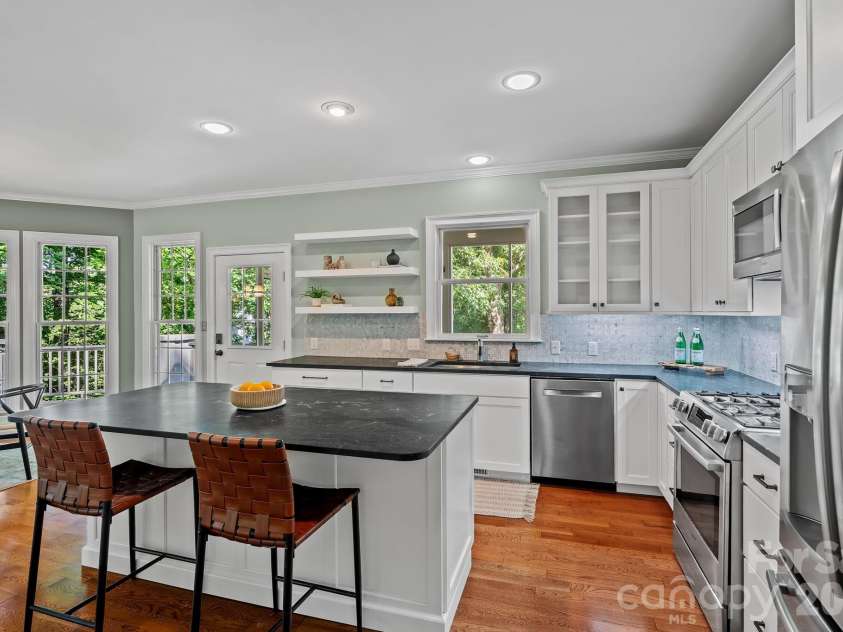 105 Welwyn Lane, Asheville, NC 28805.  MLS# CAR4401129, YatesRealty ID 37418. Updated Kitchen