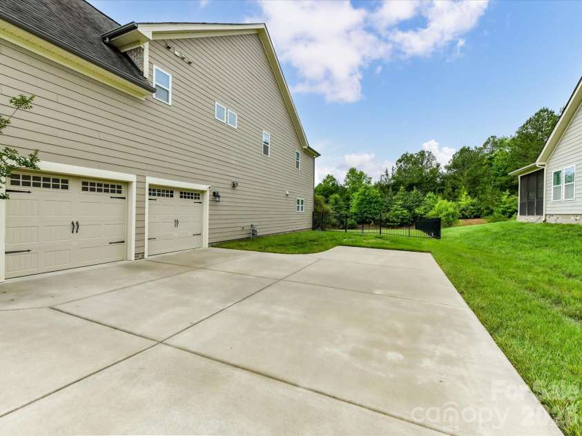 2028 Perry Pond Drive, Waxhaw, NC 28173.  MLS# CAR4383603, YatesRealty ID 37422. 
