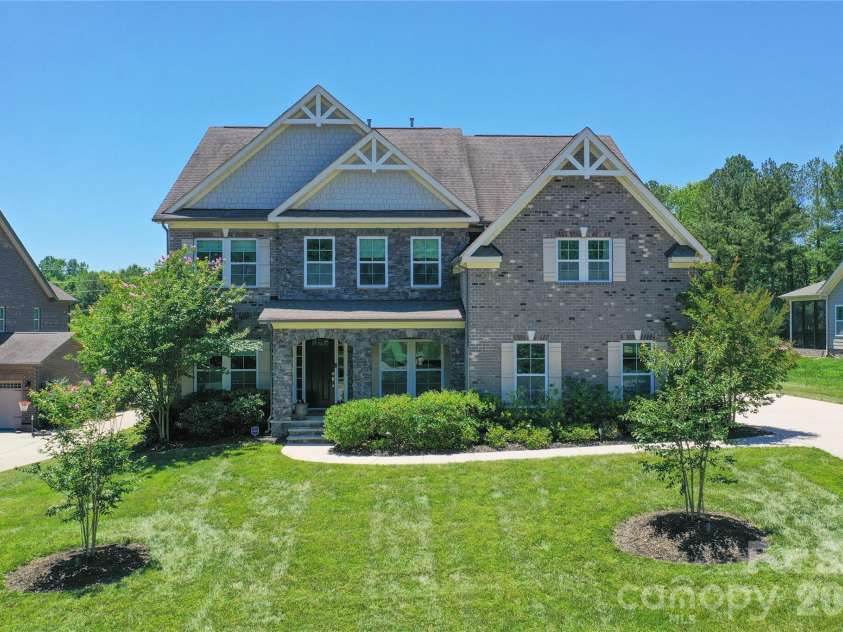 2028 Perry Pond Drive, Waxhaw, NC 28173.  MLS# CAR4383603, YatesRealty ID 37422. Welcome Home!