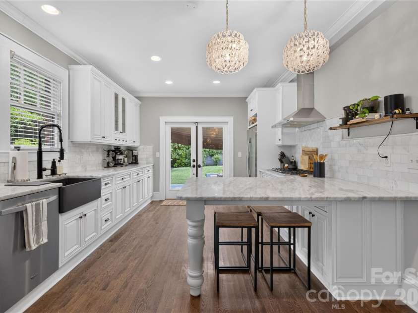 724 Grandin Road, Charlotte, NC 28208.  MLS# CAR4404077, YatesRealty ID 37426. 