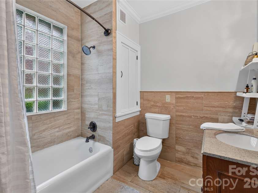 724 Grandin Road, Charlotte, NC 28208.  MLS# CAR4404077, YatesRealty ID 37426. 