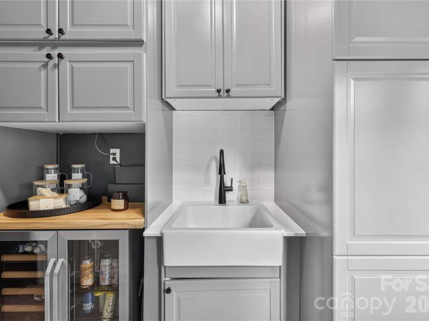724 Grandin Road, Charlotte, NC 28208.  MLS# CAR4404077, YatesRealty ID 37426. 