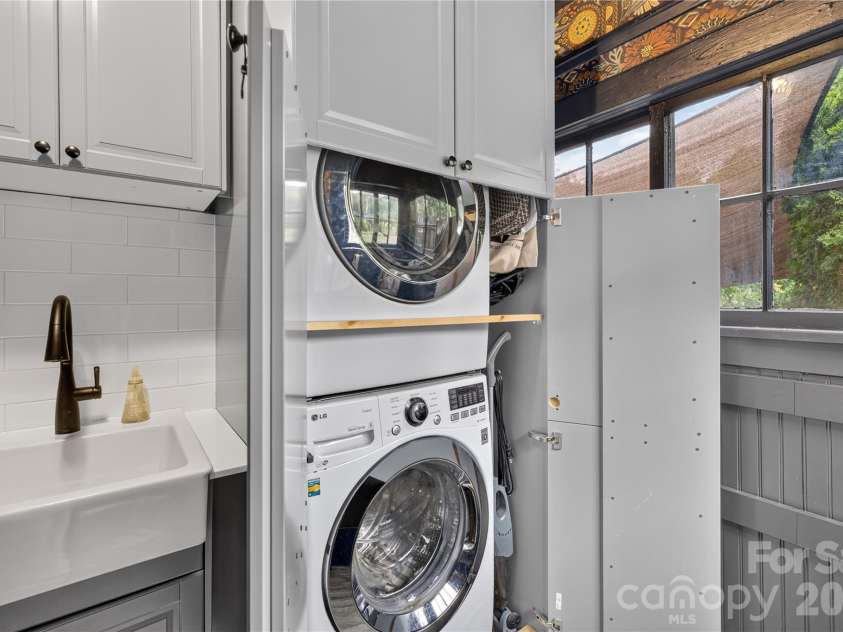 724 Grandin Road, Charlotte, NC 28208.  MLS# CAR4404077, YatesRealty ID 37426. 