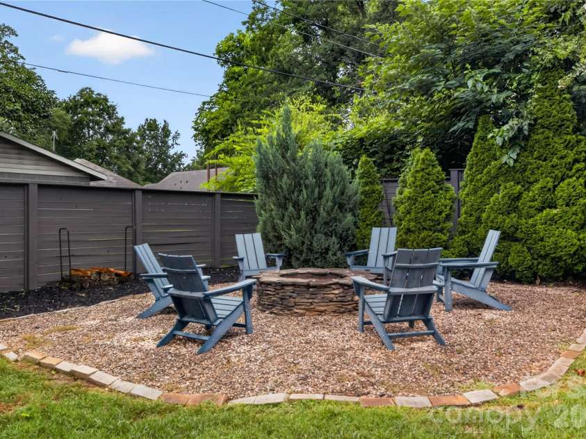 724 Grandin Road, Charlotte, NC 28208.  MLS# CAR4404077, YatesRealty ID 37426. 
