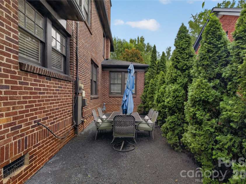 724 Grandin Road, Charlotte, NC 28208.  MLS# CAR4404077, YatesRealty ID 37426. 