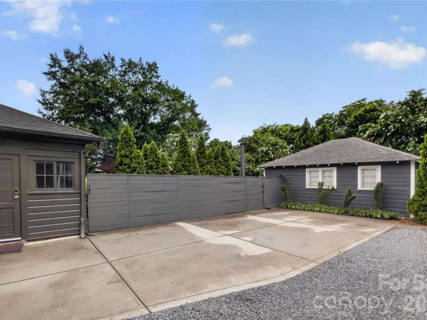 724 Grandin Road, Charlotte, NC 28208.  MLS# CAR4404077, YatesRealty ID 37426. 
