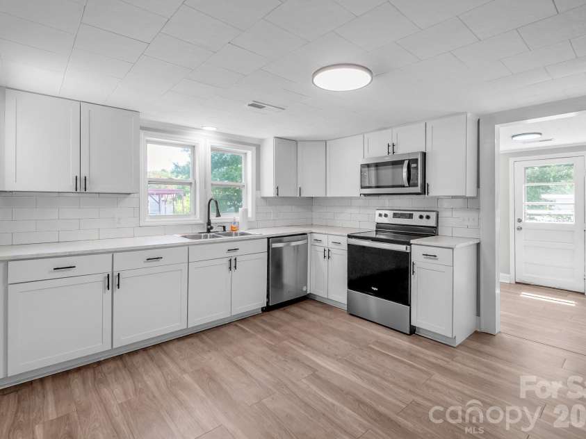 514 Olive Branch Street, Marshville, NC 28103.  MLS# CAR4372177, YatesRealty ID 37428. Beautifully Updated Kitchen