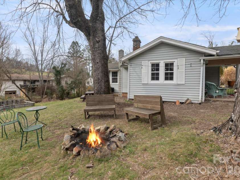 16 Sycamore Street, Asheville, NC 28804.  MLS# CAR4334704, YatesRealty ID 3743. 