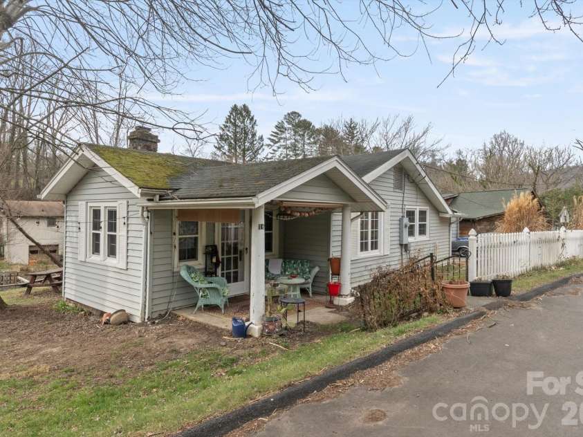 16 Sycamore Street, Asheville, NC 28804.  MLS# CAR4334704, YatesRealty ID 3743. 