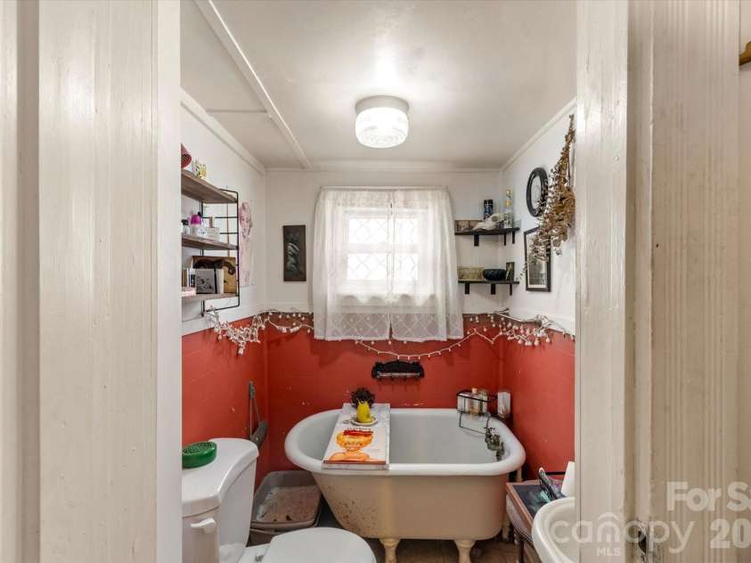 16 Sycamore Street, Asheville, NC 28804.  MLS# CAR4334704, YatesRealty ID 3743. 