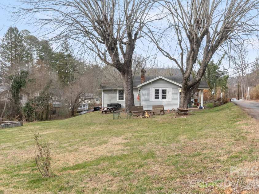 16 Sycamore Street, Asheville, NC 28804.  MLS# CAR4334704, YatesRealty ID 3743. 