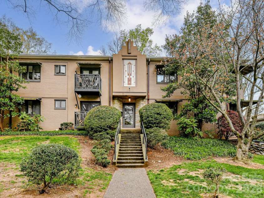 217 Dotger Avenue, Charlotte, NC 28207.  MLS# CAR4356206, YatesRealty ID 3743. 