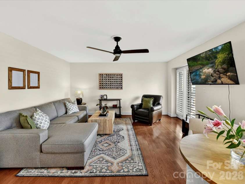 217 Dotger Avenue, Charlotte, NC 28207.  MLS# CAR4356206, YatesRealty ID 3743. 